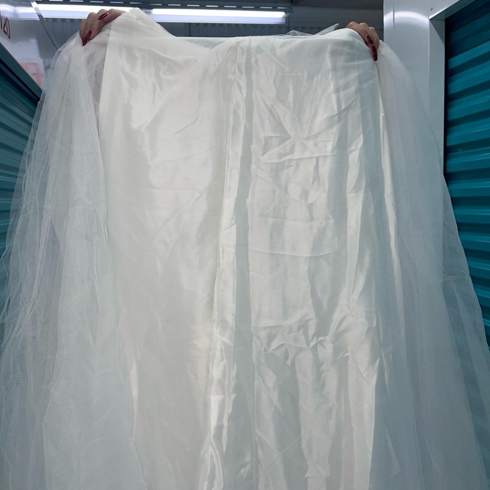 Preowned Eva Scaasi Wedding Dress (with veil & cathedral train included) Size 4 - Picture 7 of 7